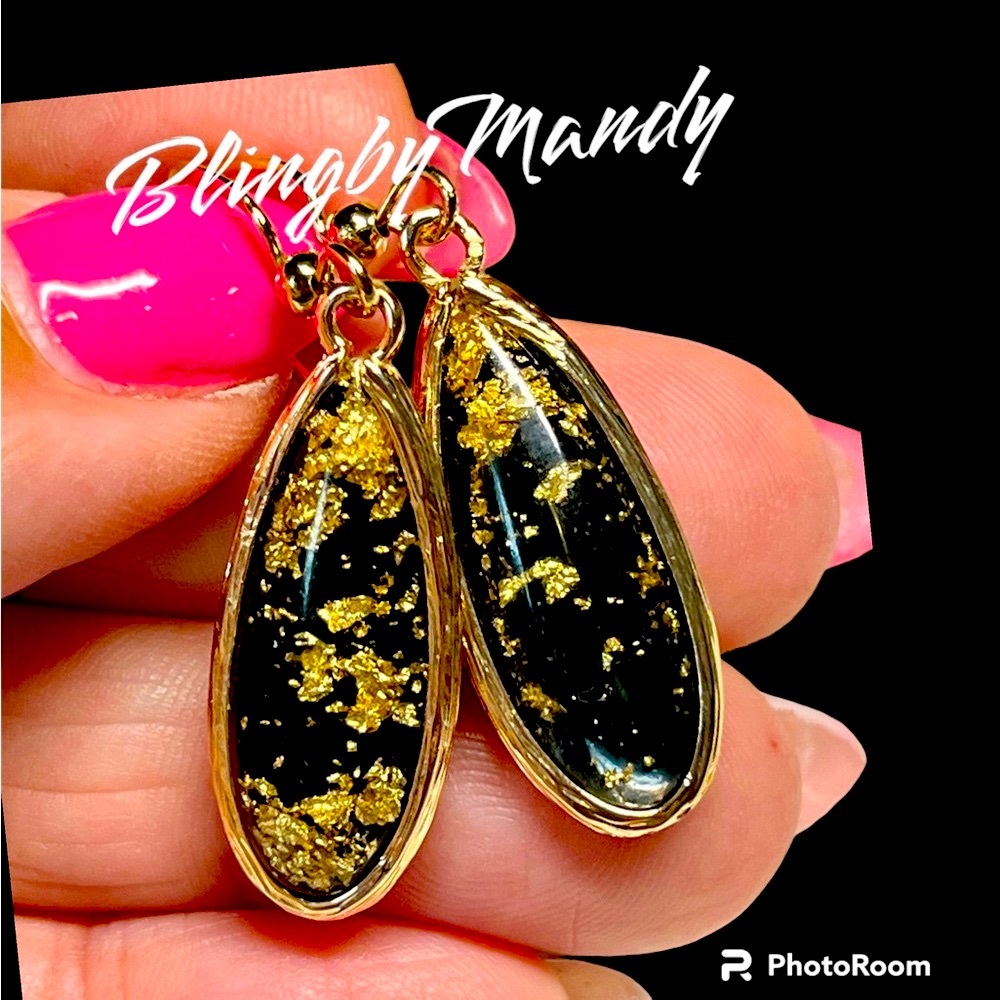 ⭐️🎁pretty gold and black flecked opal typed beads -NWOT